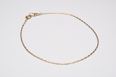Lot 283 - A yellow metal chain with attached swivel and bolt ring