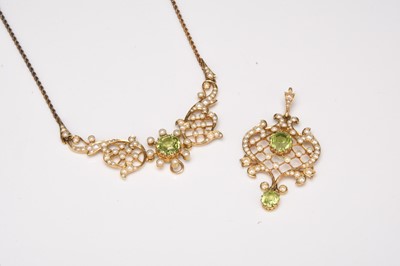 Lot 192 - A late 19th / early 20th century peridot and seed pearl necklace