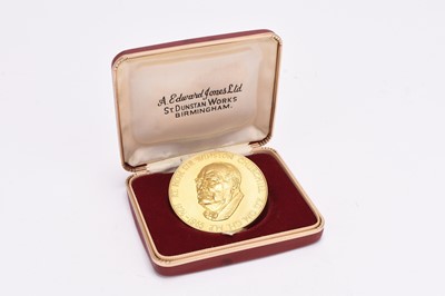Lot 296 - 22ct gold Winston Churchill medallion in fitted case