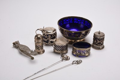 Lot 9 - A small collection of silver