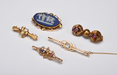 Lot 310 - A collection of brooches