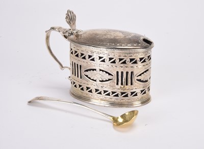 Lot 118 - A George III silver mustard pot
