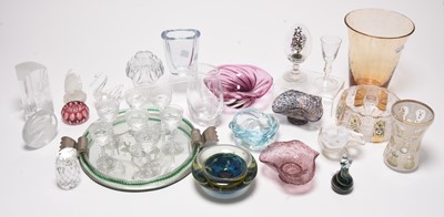 Lot 257 - An assembled collection of glass, 20th century
