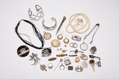 Lot 367 - A collection of jewellery and silver