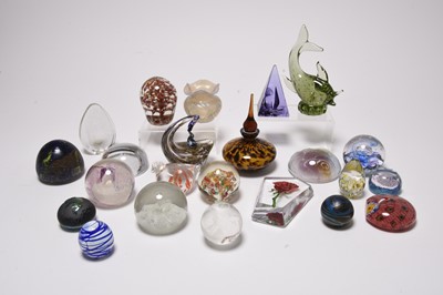 Lot 260 - A collection of glass paperweights, with small quantity of other glass