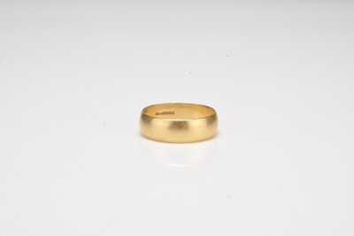 Lot 215 - An 18ct gold wedding band