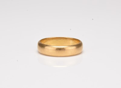 Lot 347 - A 22ct gold plain polished wedding band