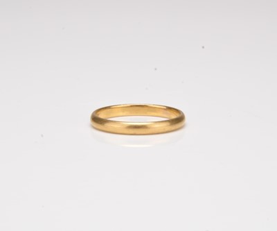Lot 156 - A 22ct gold plain polished wedding band