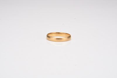 Lot 282 - A 22ct gold plain polished wedding band