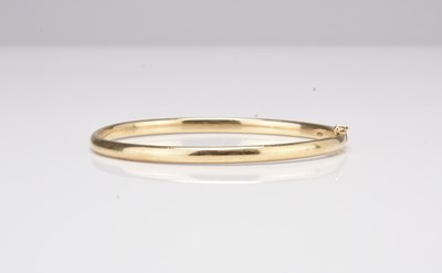 Lot 355 - A yellow metal hinged bangle