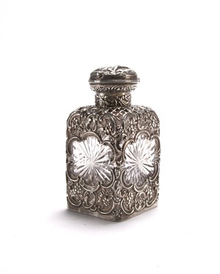 Lot 92 - An Edwardian silver mounted glass scent bottle by William Comyns