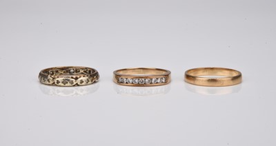 Lot 221 - Three 9ct gold rings