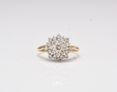 Lot 256 - A yellow metal diamond cluster ring