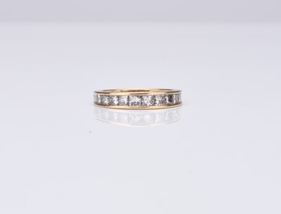 Lot 321 - An 18ct gold graduated Princess cut diamond ring