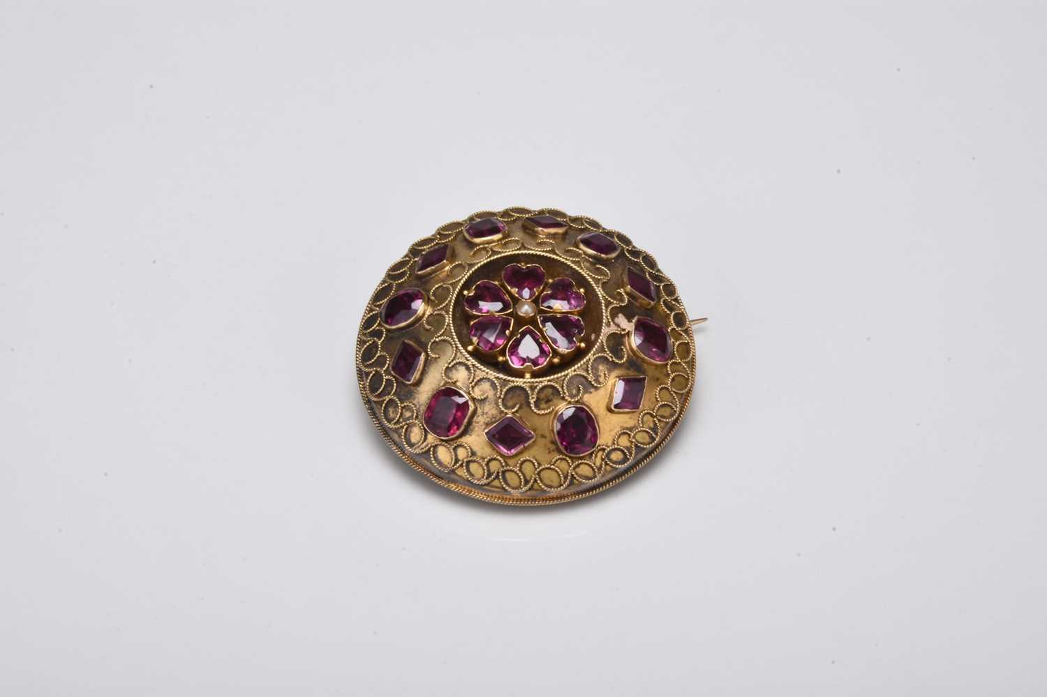 Lot 178 - A Victorian garnet brooch