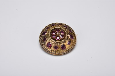 Lot 178 - A Victorian garnet brooch