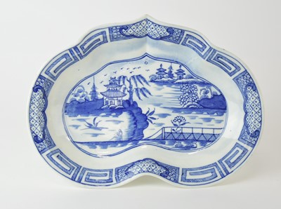 Lot 29 - A Caughley heart-shaped dessert dish in the 'Weir' pattern, circa 1785-93