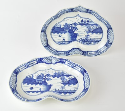 Lot 39 - A pair of Caughley 'Weir' heart-shaped dessert dish, circa 1785-93