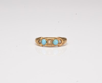Lot 185 - An 18ct gold graduated five stone turquoise and split pearl ring