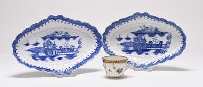 Lot 35 - A Worcester 'Dalhousie' type teacup, circa 1780 together with two Coalport dishes