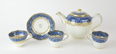 Lot 46 - A group of Caughley 'Fitzhugh Border' tea and coffee wares, including teapot