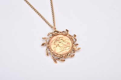 Lot 186 - A sovereign set pendant on chain