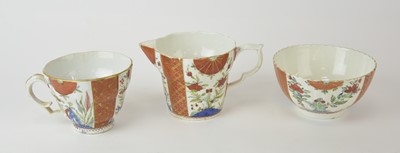 Lot 16 - A small group of Worcester in the 'Scarlet Gold and Japan' pattern, 18th century