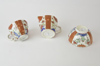 Lot 16 - A small group of Worcester in the 'Scarlet Gold and Japan' pattern, 18th century
