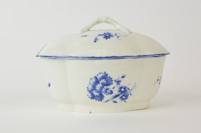 Lot 57 - A Caughley 'Carnation' dessert tureen and cover, circa 1788-95