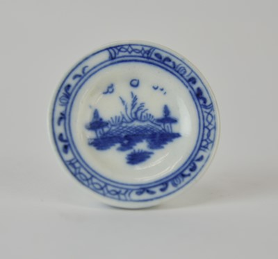 Lot 68 - A Caughley toy dinner plate in the 'Island' pattern, circa 1785-88