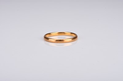 Lot 267 - A 22ct gold wedding band