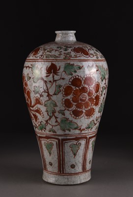 Lot 134 - A Chinese Wucai decorated vase, Meiping