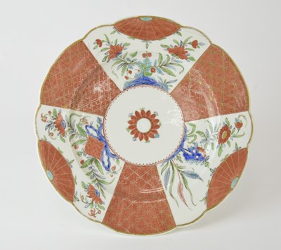 Lot 60 - A Caughley 'Scarlet and Gold Japan' dessert plate, circa 1785-90