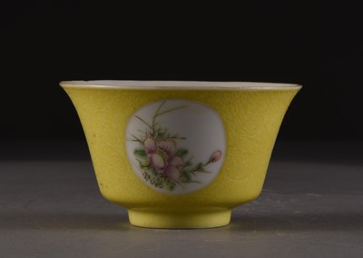 Lot 137 - A Chinese famille rose porcelain 'lantern' medallion bowl, late Qing Dynasty