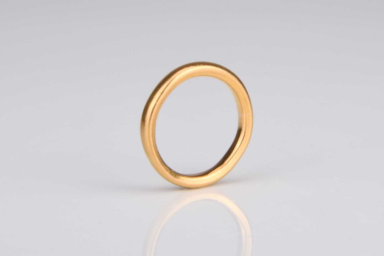 Lot 303 - A 22ct gold wedding band