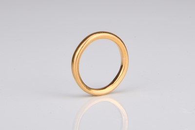 Lot 303 - A 22ct gold wedding band