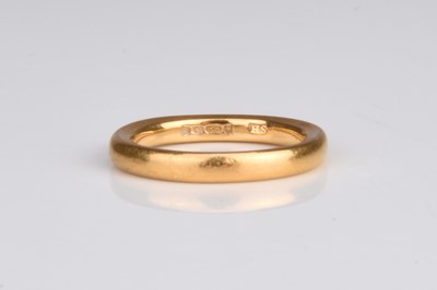 Lot 303 - A 22ct gold wedding band