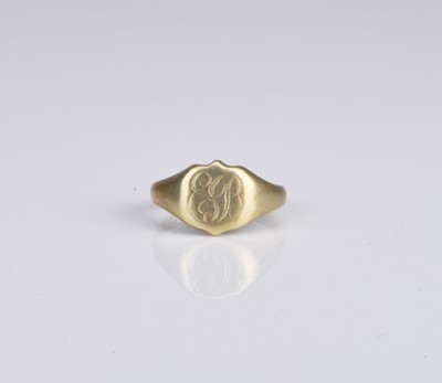 Lot 214 - An 18ct gold signet ring