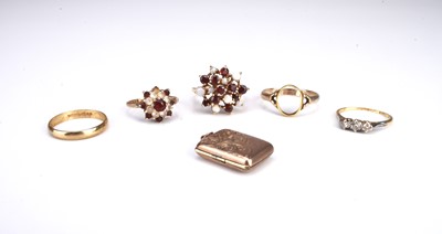 Lot 258 - Five rings and a locket