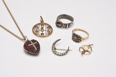 Lot 259 - A small collection of jewellery