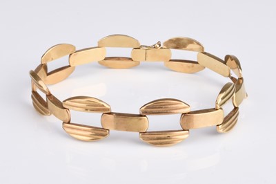 Lot 142 - A yellow metal bracelet
