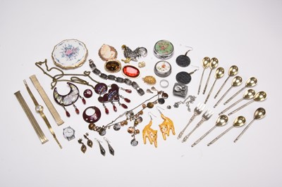 Lot 371 - A collection of jewellery and costume jewellery