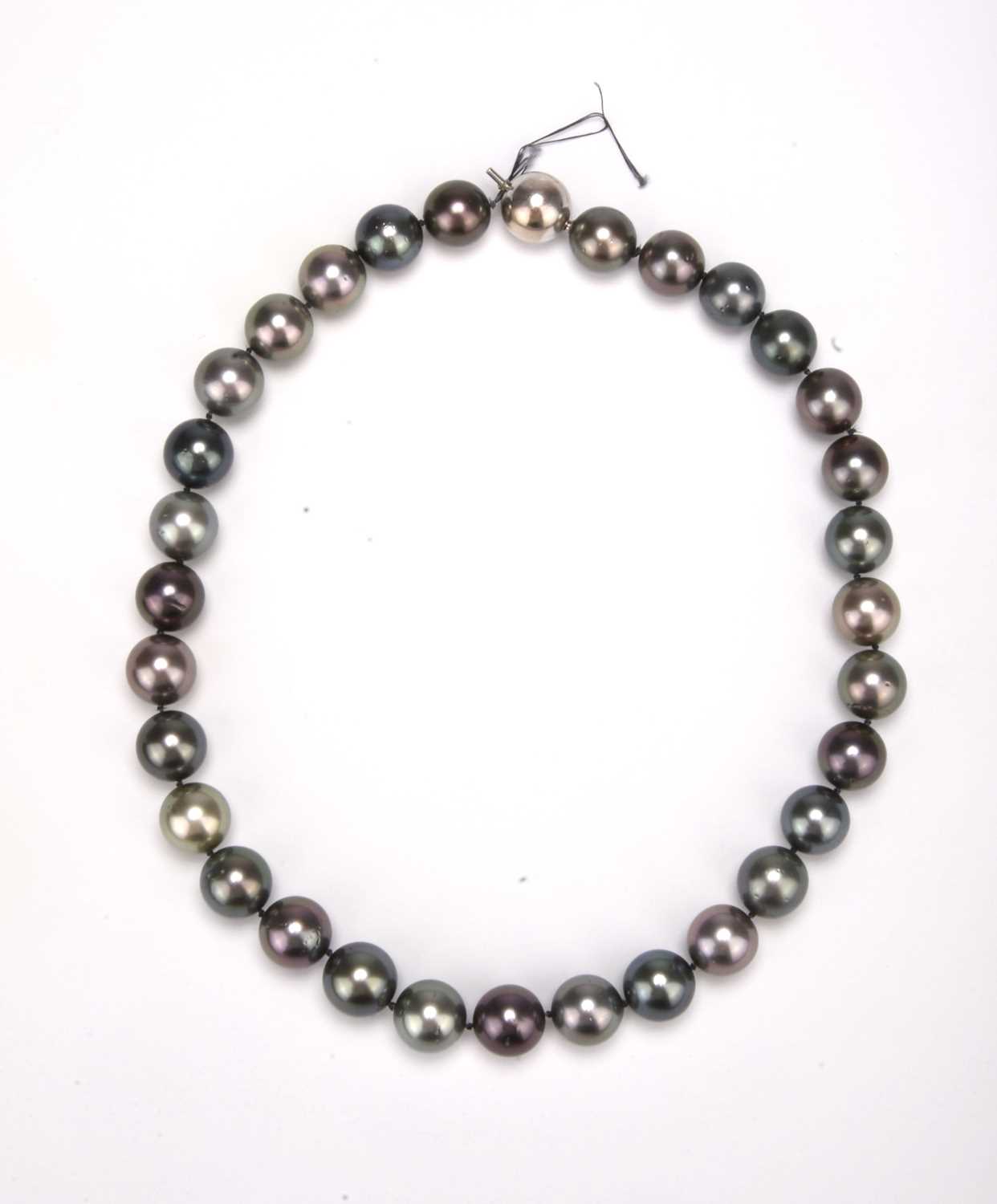 Lot 151 - A uniform Tahitian cultured pearl necklace