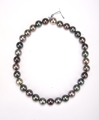 Lot A uniform Tahitian cultured pearl necklace