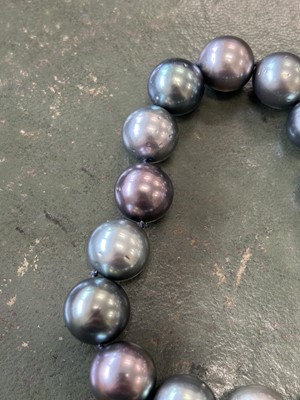 Lot 151 - A uniform Tahitian cultured pearl necklace