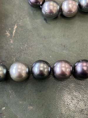 Lot 151 - A uniform Tahitian cultured pearl necklace