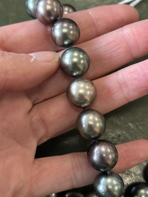 Lot 151 - A uniform Tahitian cultured pearl necklace