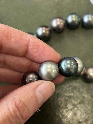 Lot 151 - A uniform Tahitian cultured pearl necklace