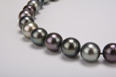 Lot 151 - A uniform Tahitian cultured pearl necklace