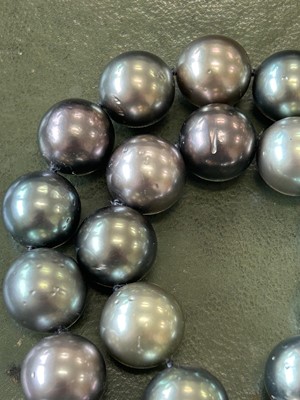 Lot 151 - A uniform Tahitian cultured pearl necklace